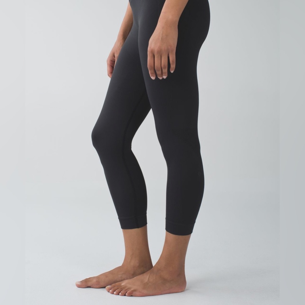 EUC Lululemon Zone In Crop in Black
